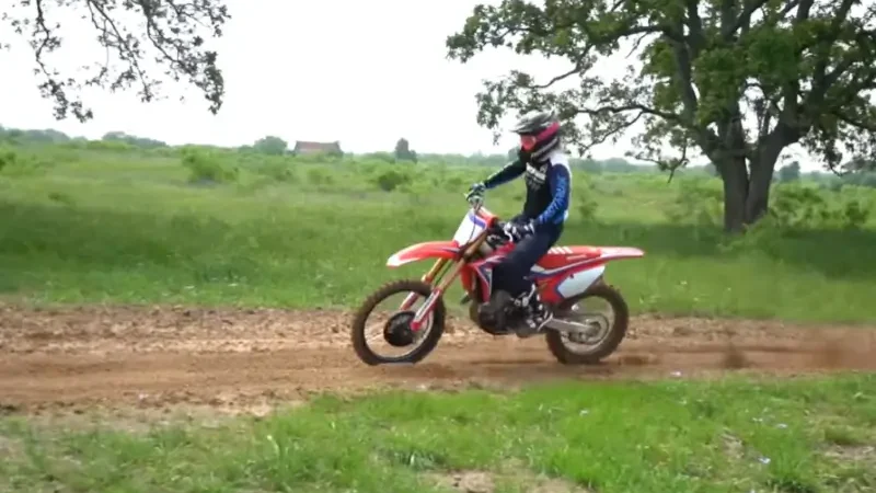 Pros And Cons of a 4 Stroke Dirt Bike